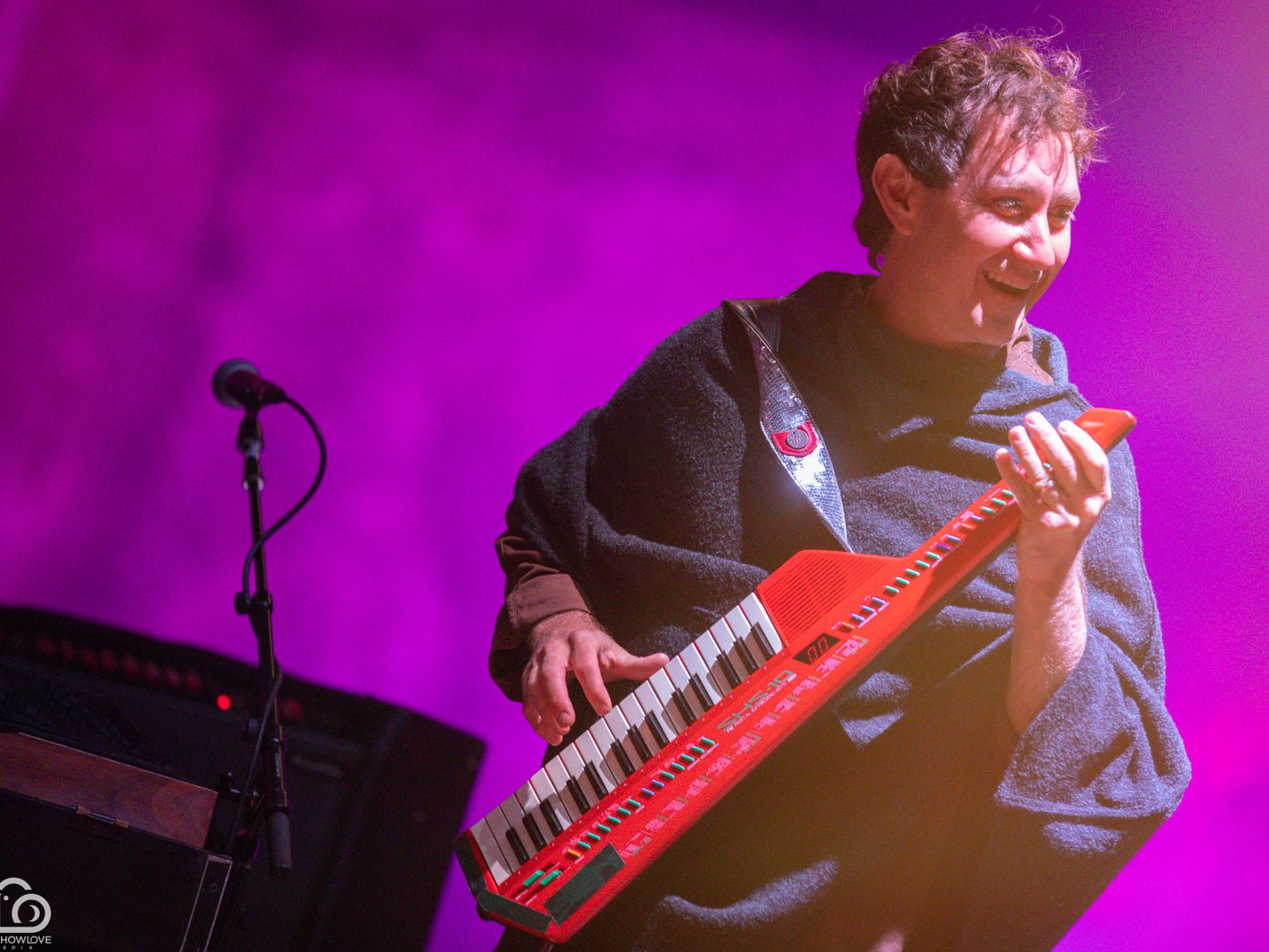Erik Deutsch con keytar en vivo