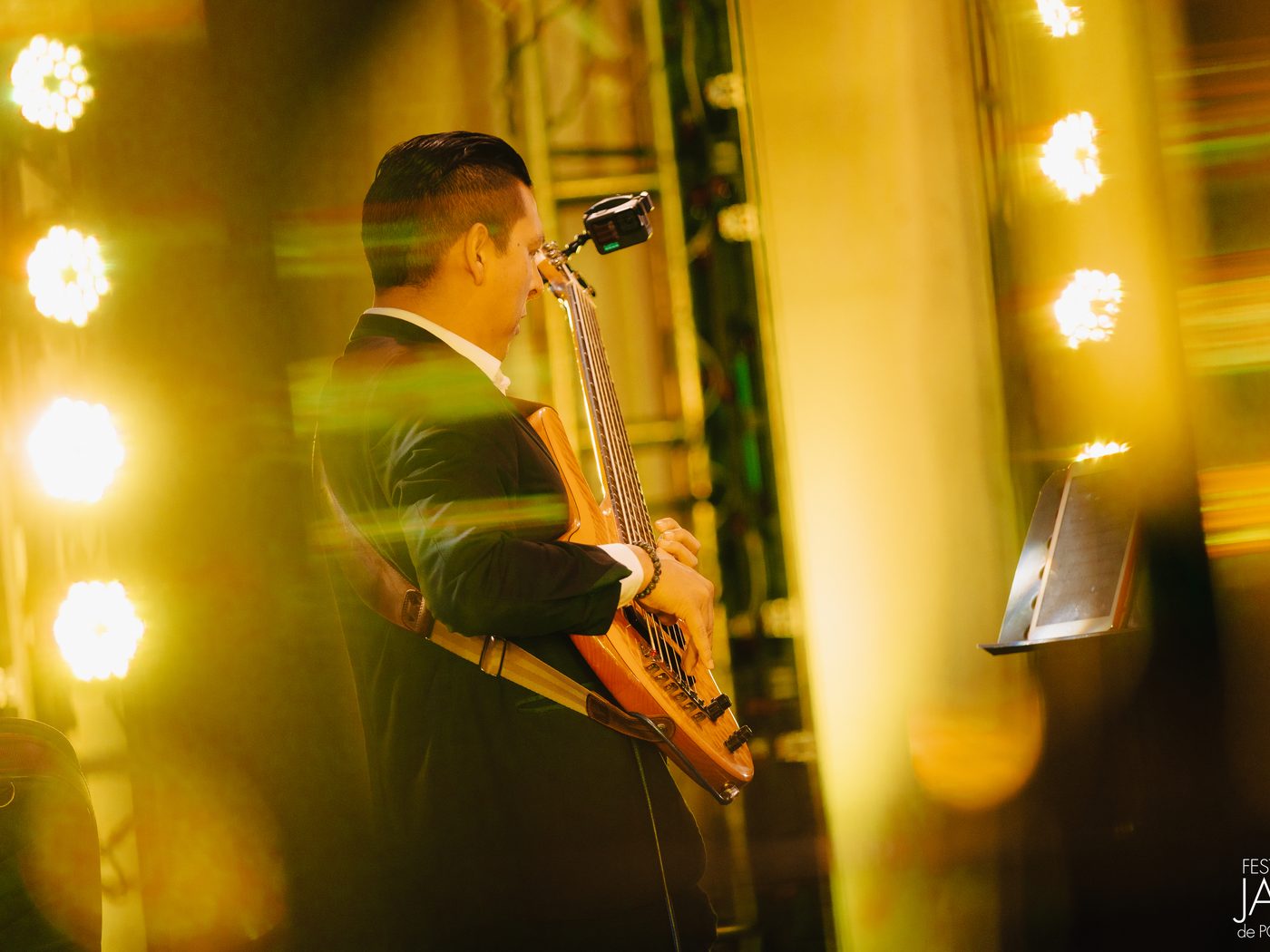 Luis Martínez al bajo en el Festival de Jazz de Polanco
