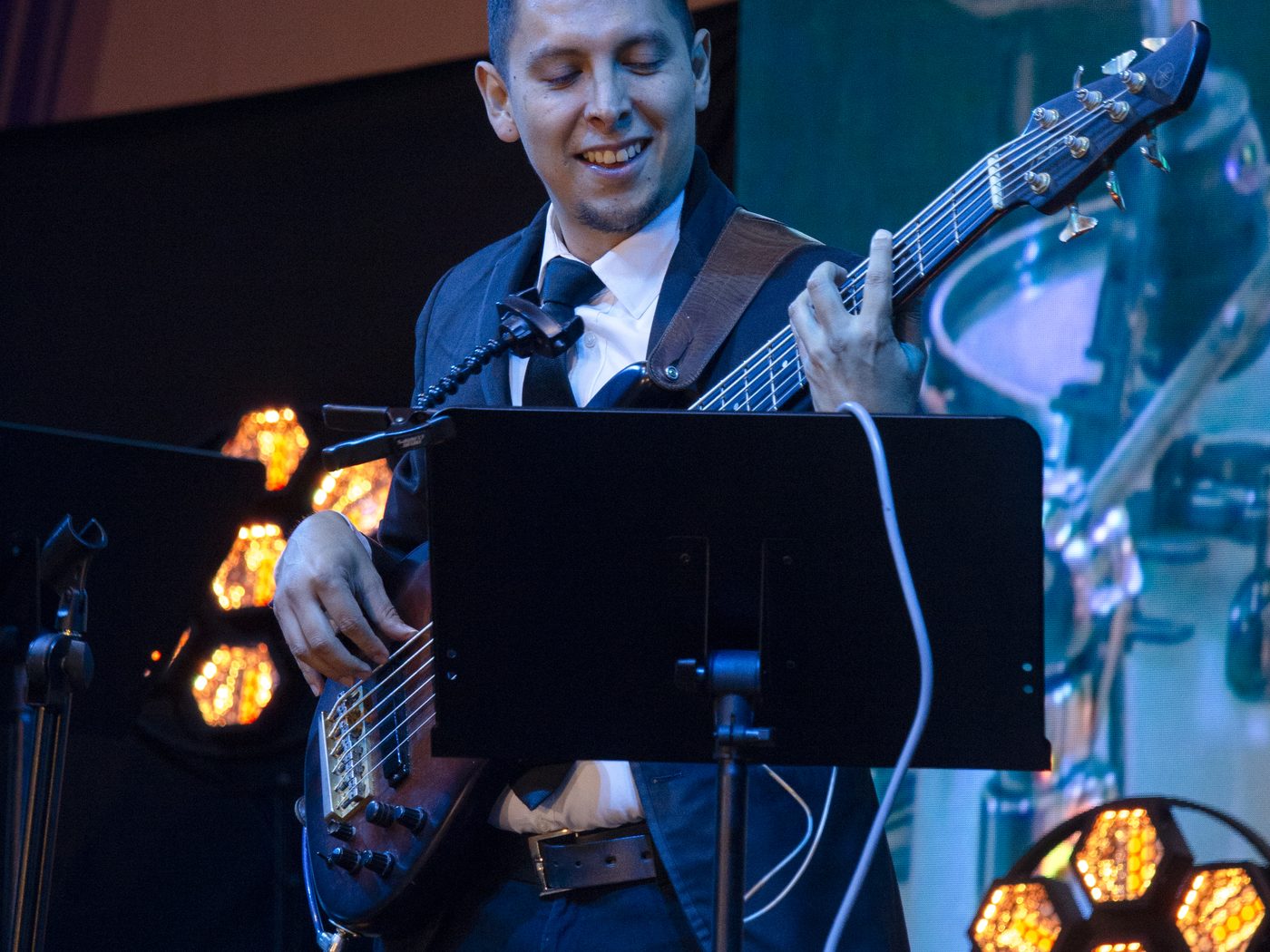 Luis Martínez con su bajo eléctrico